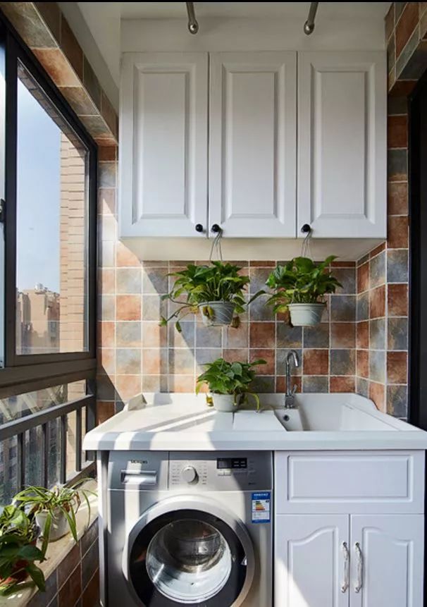 小户型阳台还是改成洗衣房吧，搭配柜子来设计太实用了